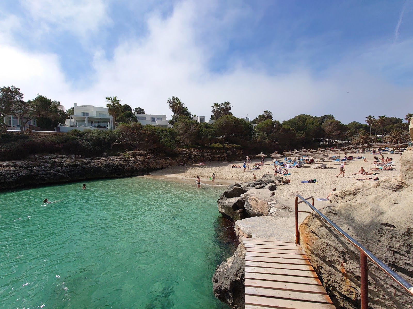 Foto de Cala des Pou con agua cristalina superficie