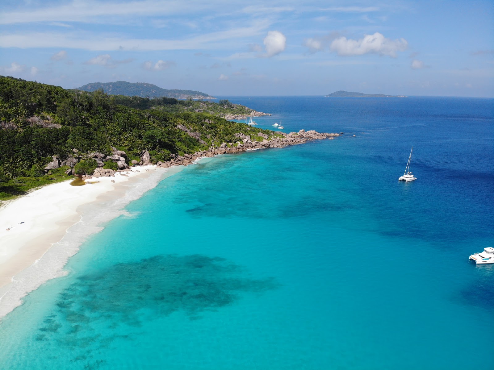 Foto di Spiaggia Petite Anse con baia media