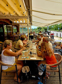 Atmosphère du Restaurant La Guinguette de l'Etang Bleu à Vions - n°7