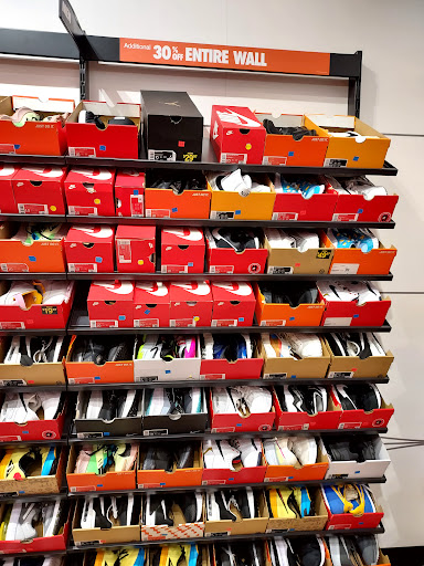 Sporting Goods Store «Nike Factory Store», reviews and photos, 8510 S Cottage Grove Ave, Chicago, IL 60619, USA