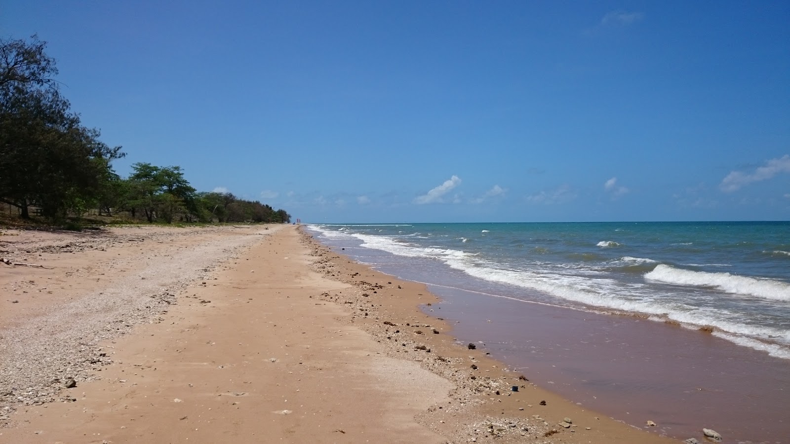 Balgal Beach的照片 带有碧绿色纯水表面