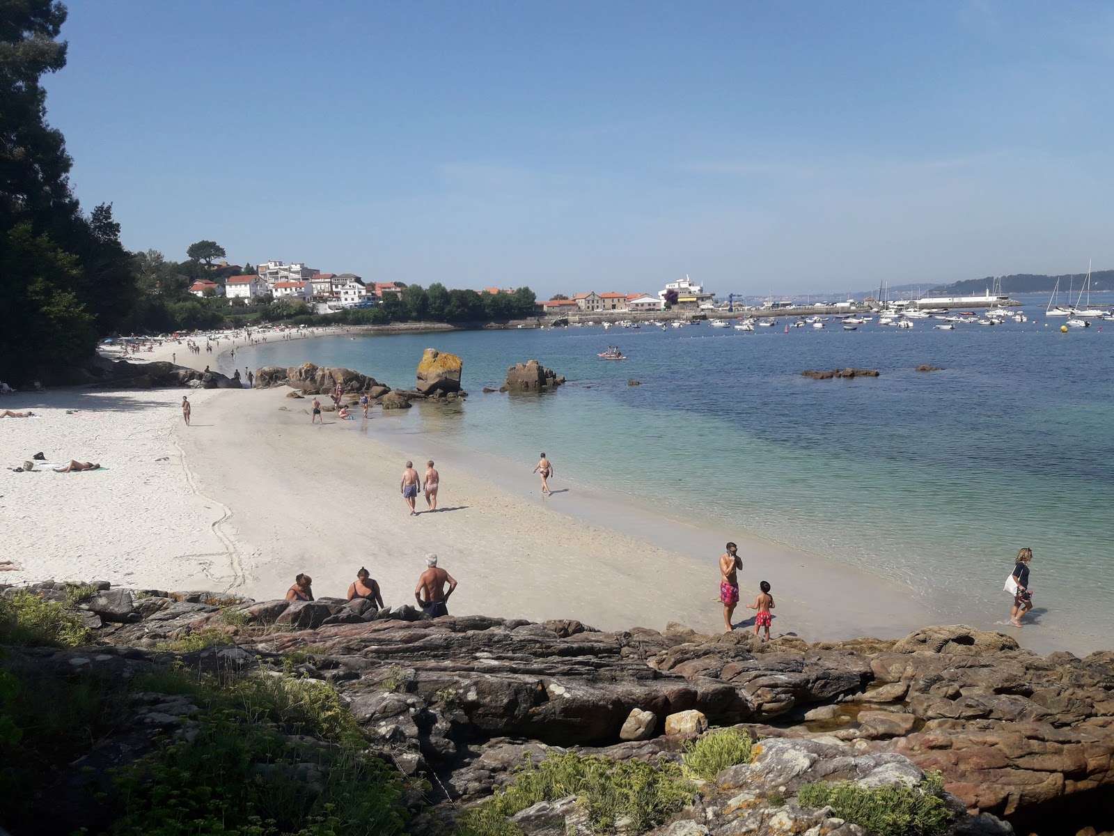 Zdjęcie Praia de Aguete z powierzchnią turkusowa czysta woda