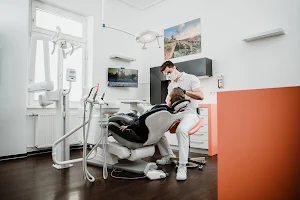 Zahnarzt Dr. med. dent. Mengesdorf image