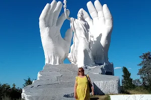 "HANDS" monument to the Republic image