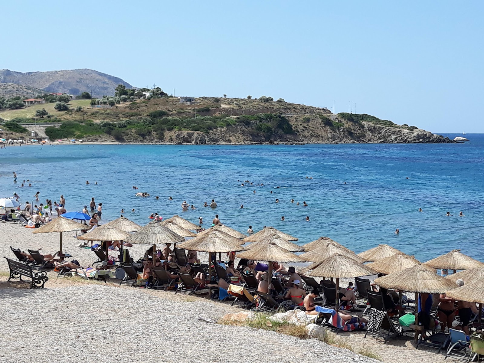 Foto von Paralia Thimari mit kleine, beiger kiesel Oberfläche