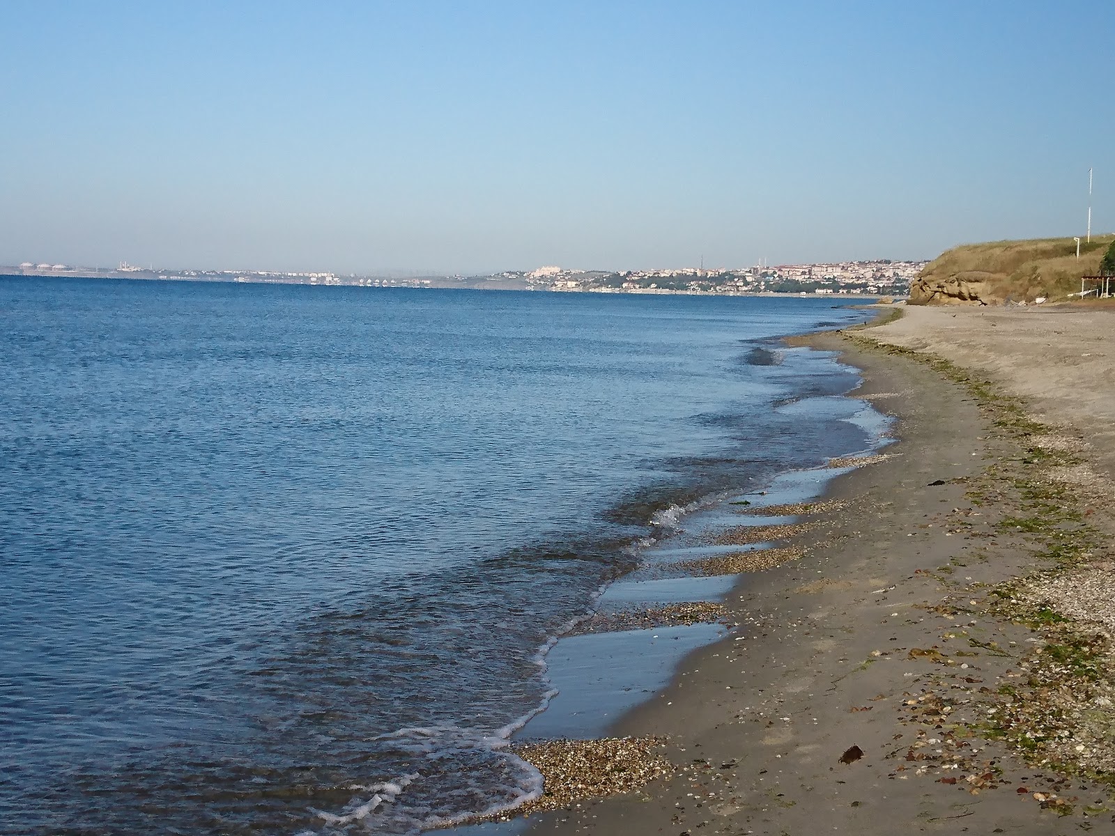 Valokuva Balaban beachista. pinnalla ruskea hiekka:n kanssa