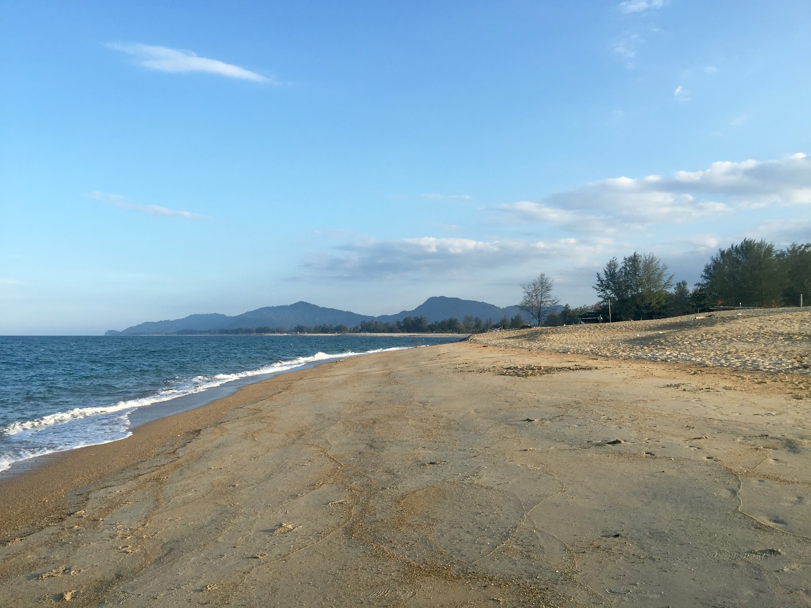 Foto av Teluk Lipat Beach med ljus sand yta