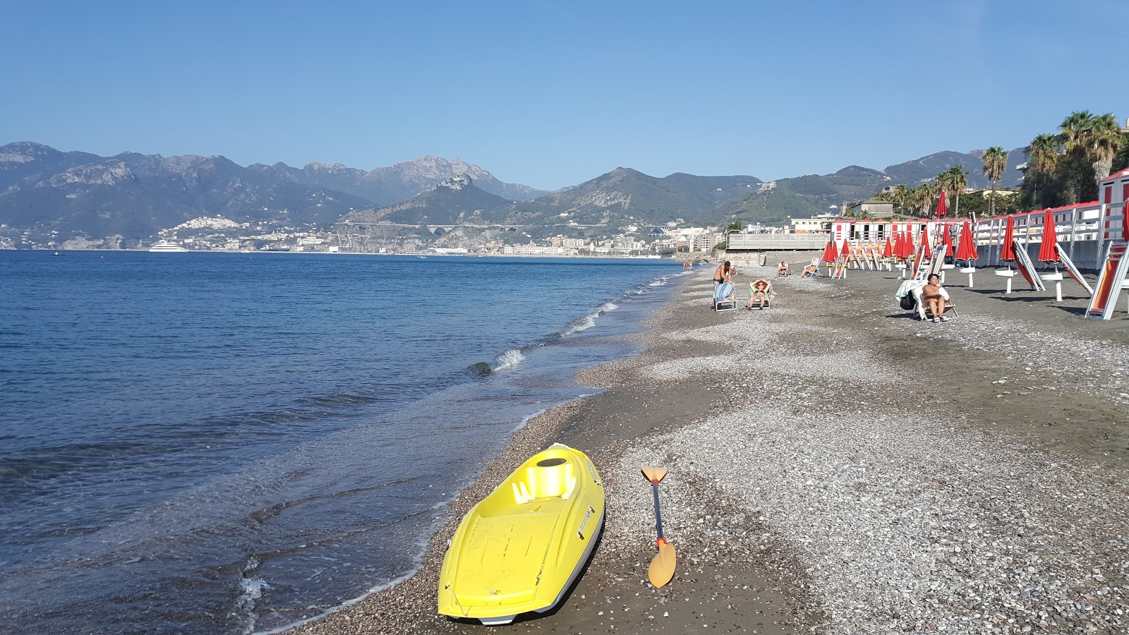 Salerno beach II的照片 带有灰砂和卵石表面