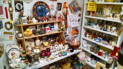 Shopping Mall «Town Peddler Craft and Antique Mall», reviews and photos, 35323 Plymouth Rd, Livonia, MI 48150, USA