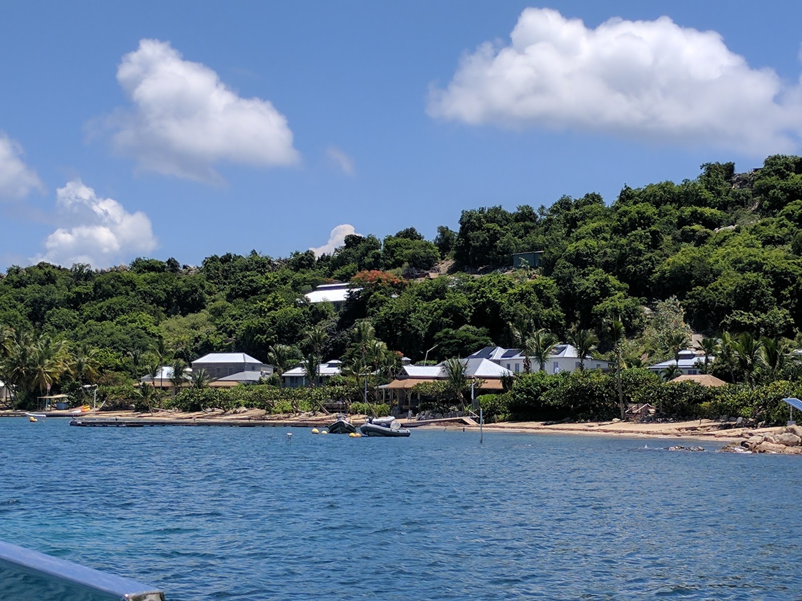 Cooper Island beach的照片 带有宽敞的海岸