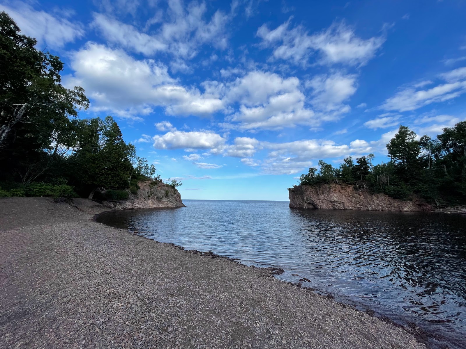 Lake Superior Beach的照片 带有岩石覆盖表面
