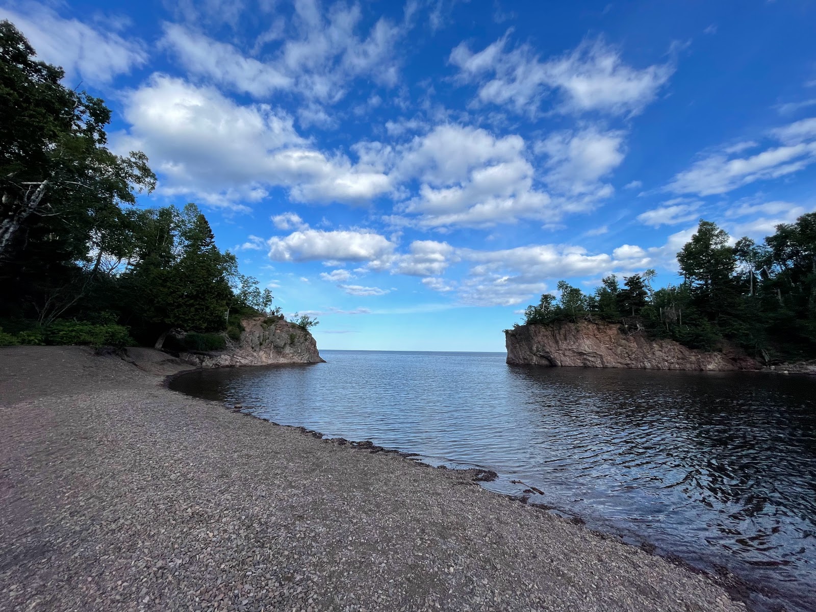 Fotografie cu Lake Superior Beach cu o suprafață de teren stâncos