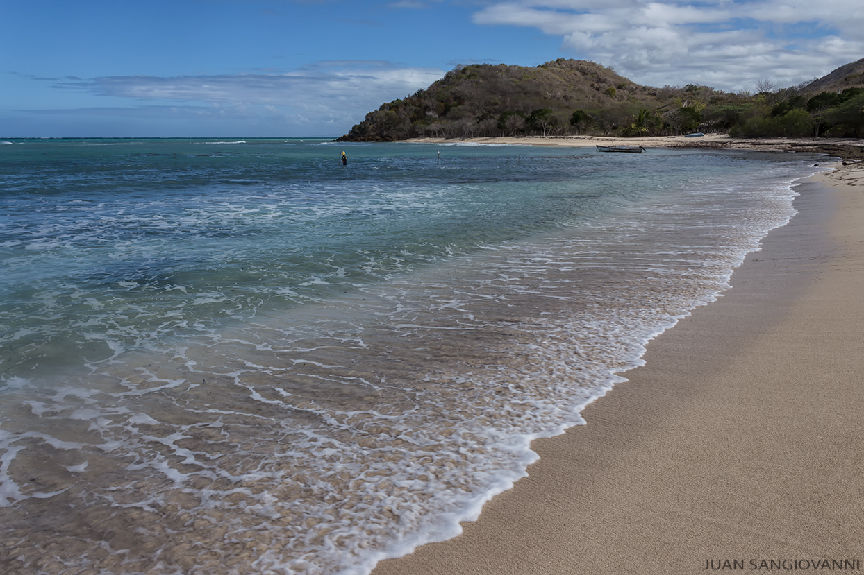 Valokuva Playa Los Cocosista. pinnalla kevyt hiekka ja kivi:n kanssa