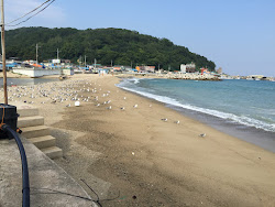 Foto von Hajeori Beach und die siedlung