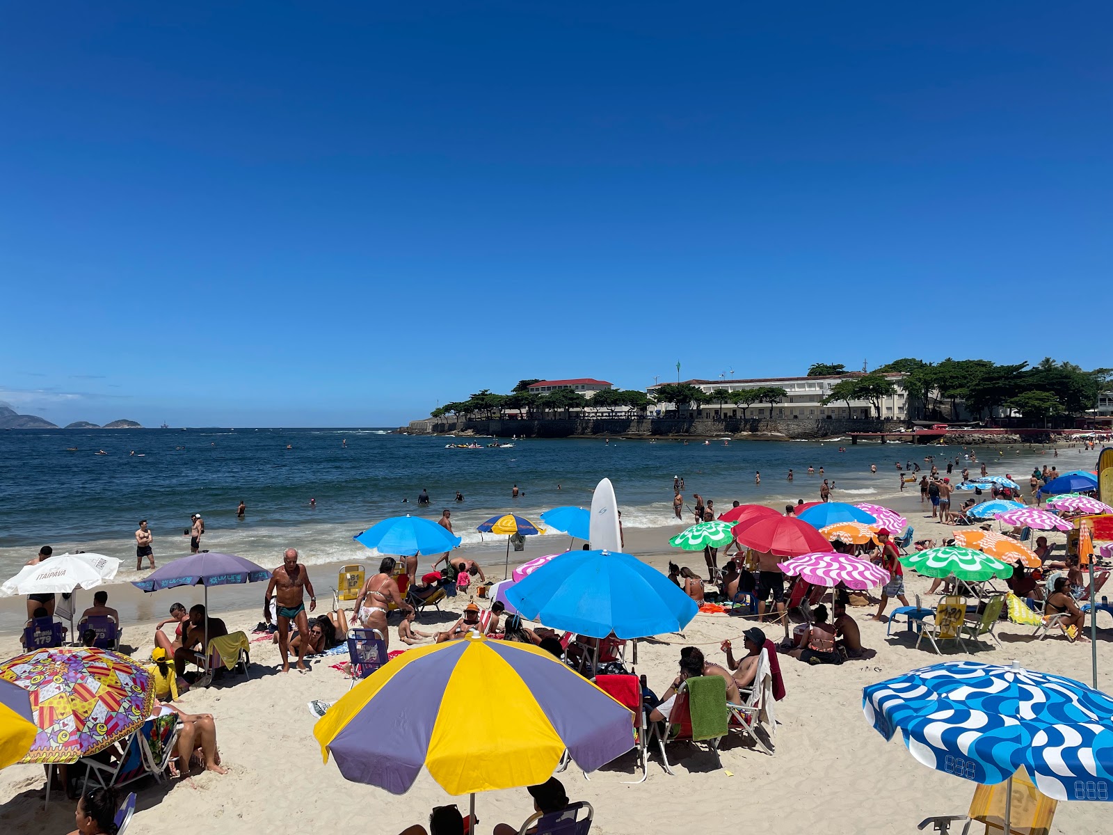 Photo de Copacabana Beach protégé par des falaises