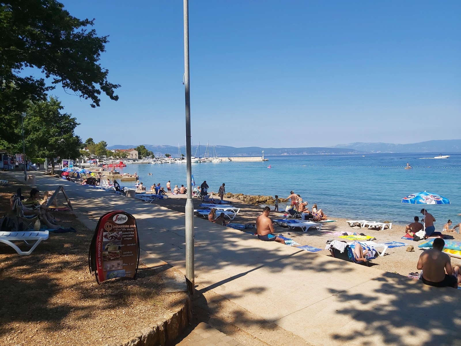 Adriatic beach的照片 带有碧绿色纯水表面