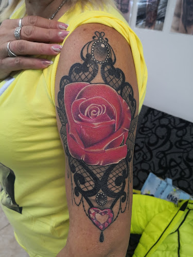 Custom Tattoo és Piercing Szalon - Tetoválószalon