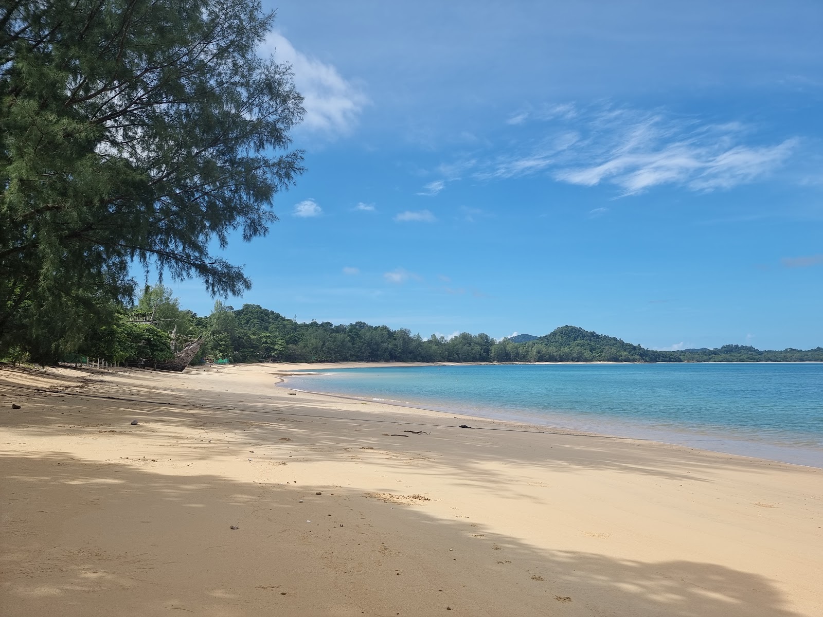 Ao Khao Kwai Beach的照片 带有碧绿色纯水表面