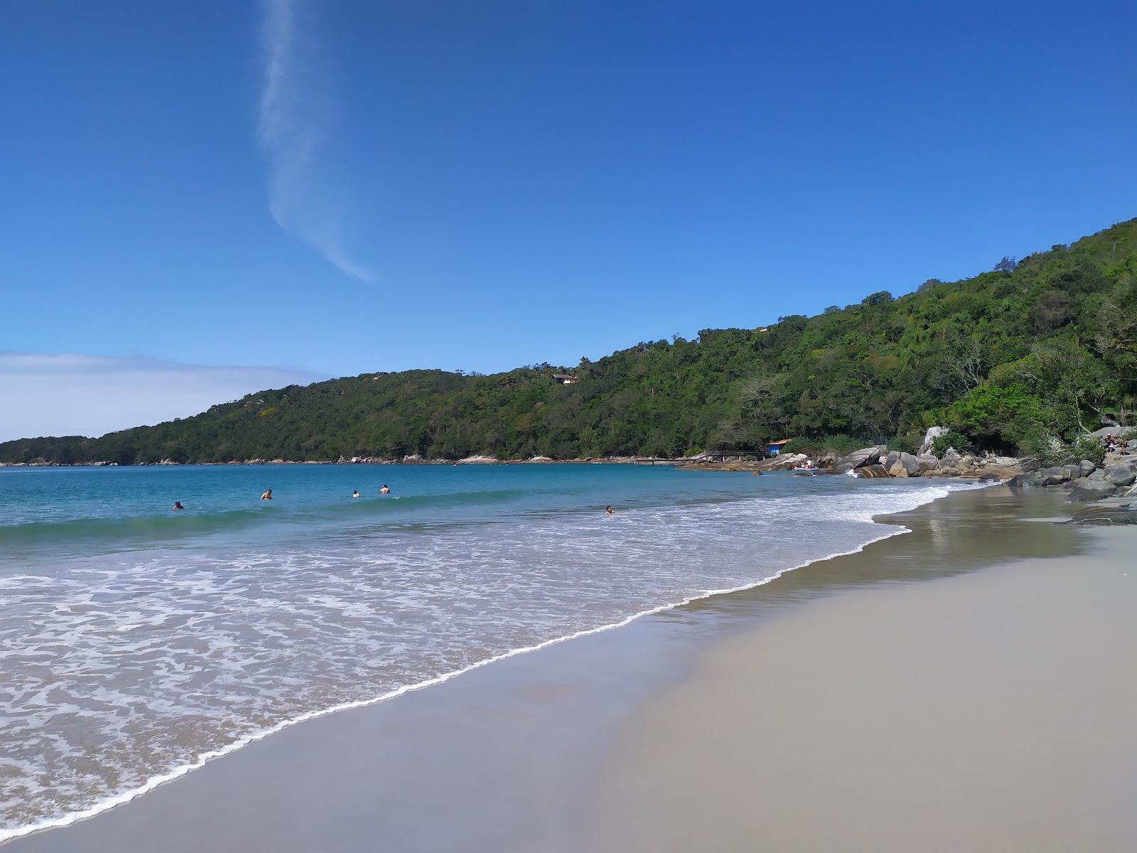 Praia do Estaleiro'in fotoğrafı turkuaz saf su yüzey ile