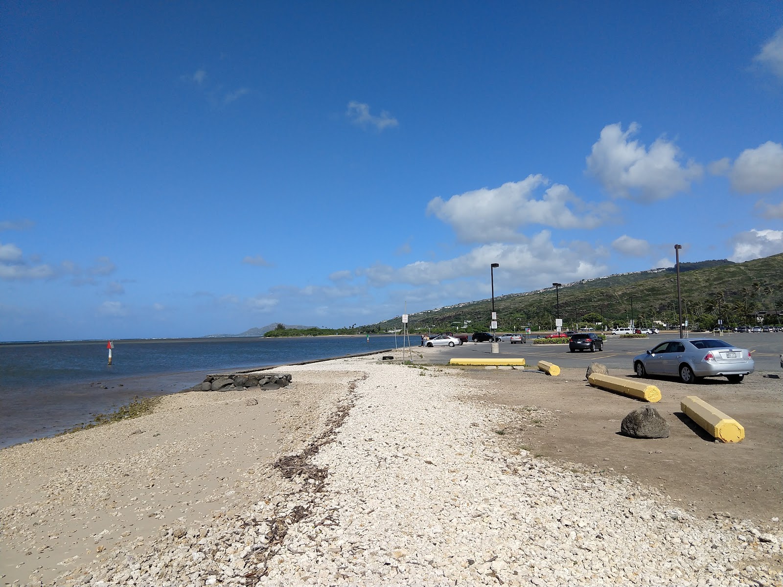 Zdjęcie Maunalua Bay Beach Park z powierzchnią turkusowa czysta woda