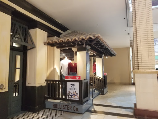 Clothing Store «Hollister Co.», reviews and photos, 30 Mall Dr W #234, Jersey City, NJ 07310, USA