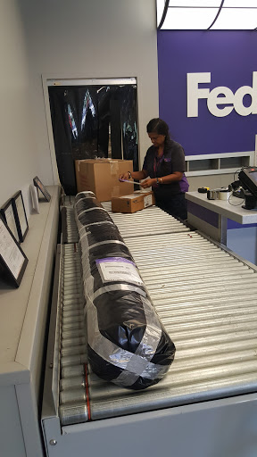 Shipping and Mailing Service «FedEx Ship Center», reviews and photos, 2600 NW 19th St, Pompano Beach, FL 33069, USA