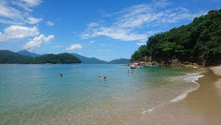 Praia da Ilha dos Porcos'in fotoğrafı dağlarla çevrili