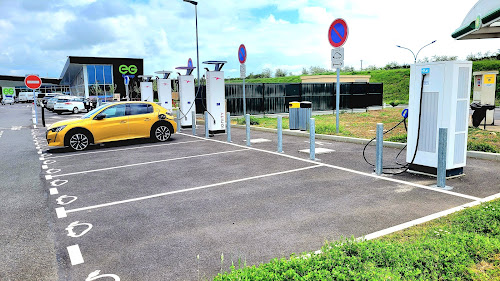 Borne de recharge de véhicules électriques IONITY Station de recharge Giberville