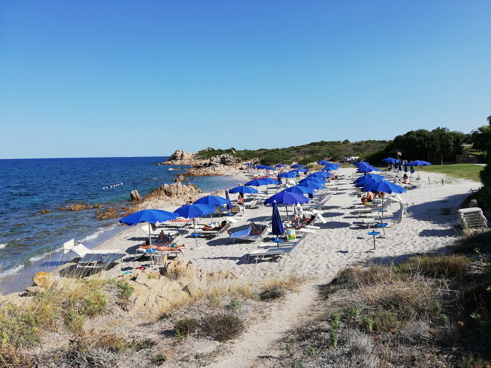 Foto di La Marina di Puntaldìa con una superficie del acqua cristallina