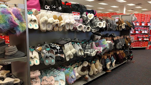 Shoe Store «Shoe Carnival», reviews and photos, 152 S Gary Ave, Bloomingdale, IL 60108, USA