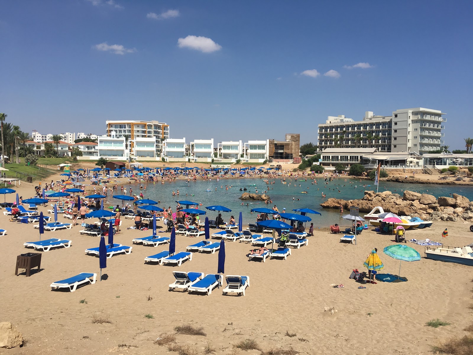 Photo de Plage de Pernera zone des équipements