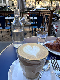 Cappuccino du Restaurant servant le petit-déjeuner Kozy Bosquet à Paris - n°14