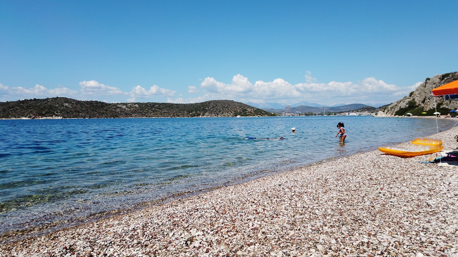 Fotografie cu Kondyli beach cu o suprafață de pietricele beige