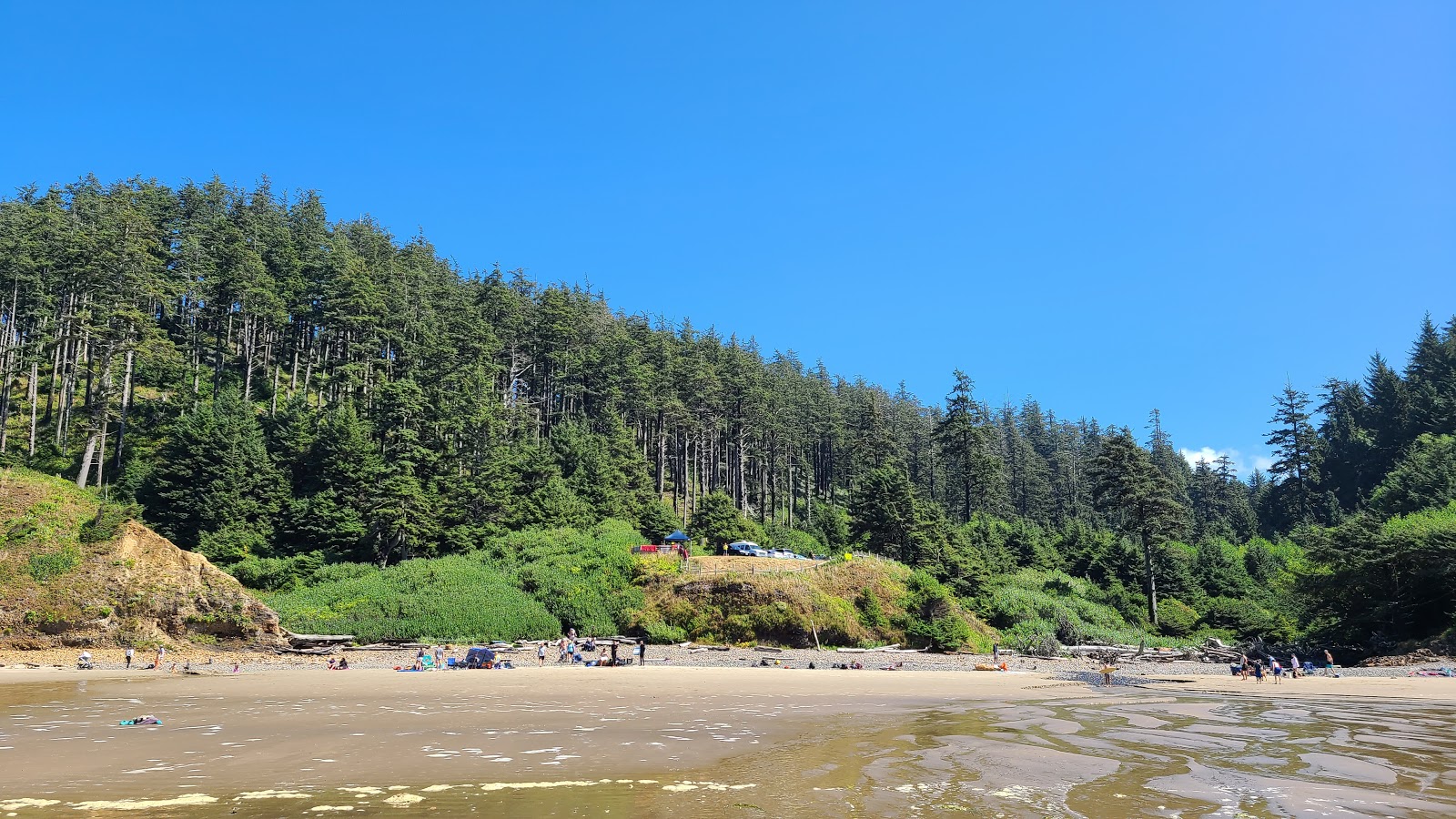 Indian Beach Oregon的照片 带有碧绿色纯水表面
