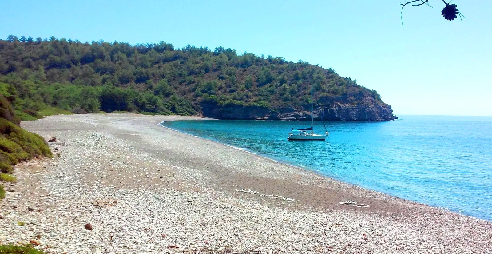 Foto van Pink Pebble Dark beach met turquoise puur water oppervlakte