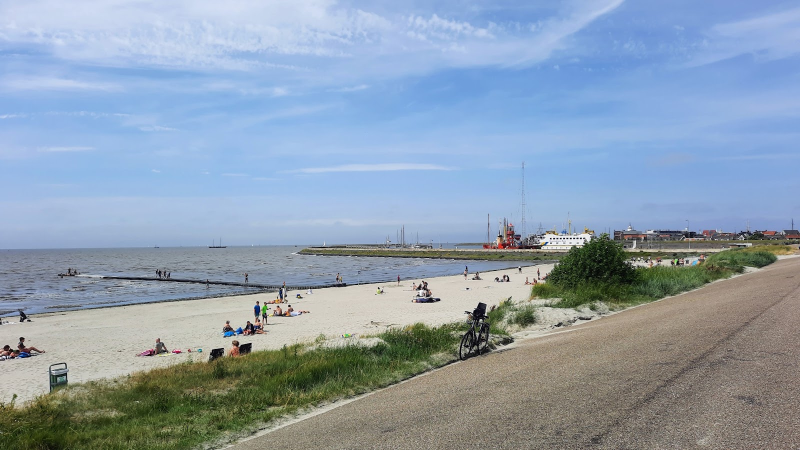 Photo of Harlingen Beach with turquoise pure water surface