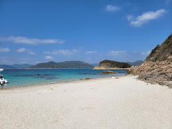 Photo de Bailawan Beach entouré de montagnes