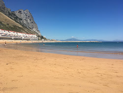 Sandy Bay Plajı'in fotoğrafı uçurumlarla desteklenmiş
