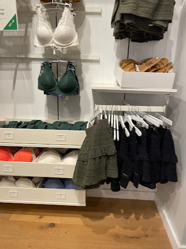 Clothing Store «AEO & Aerie Store», reviews and photos, 825 Dulaney Valley Rd #116, Towson, MD 21204, USA
