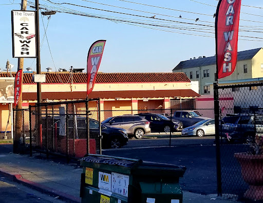 The Town Car wash en Oakland