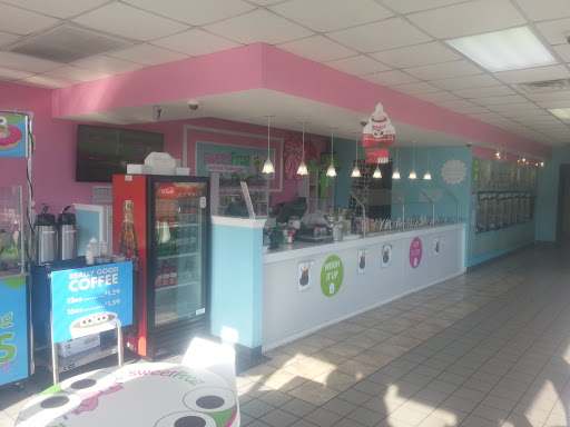 Frozen Yogurt Shop «sweetFrog Premium Frozen Yogurt», reviews and photos, 10040 Sliding Hill Rd, Ashland, VA 23005, USA