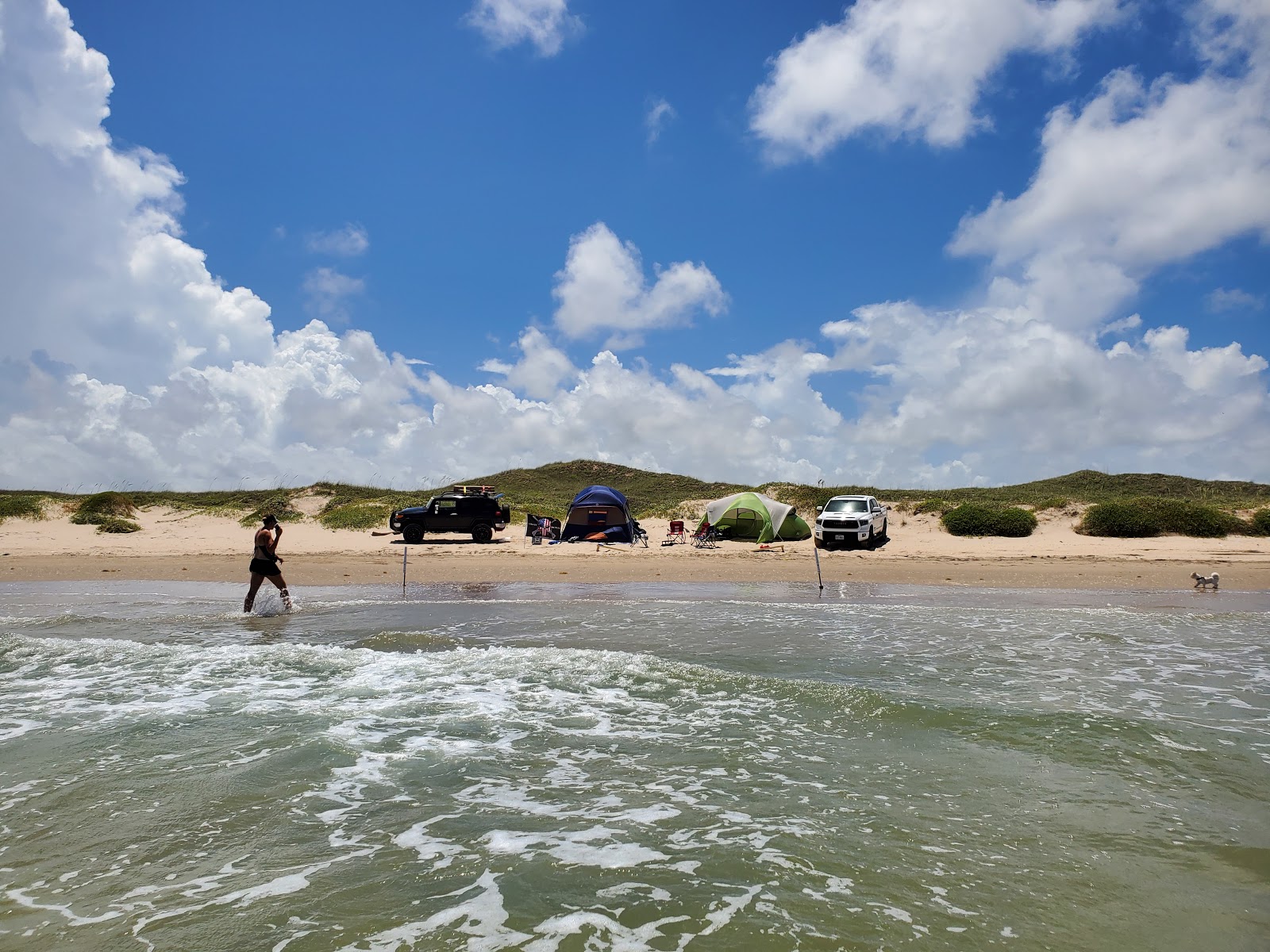 Fotografija North beach Camping z svetel pesek površino