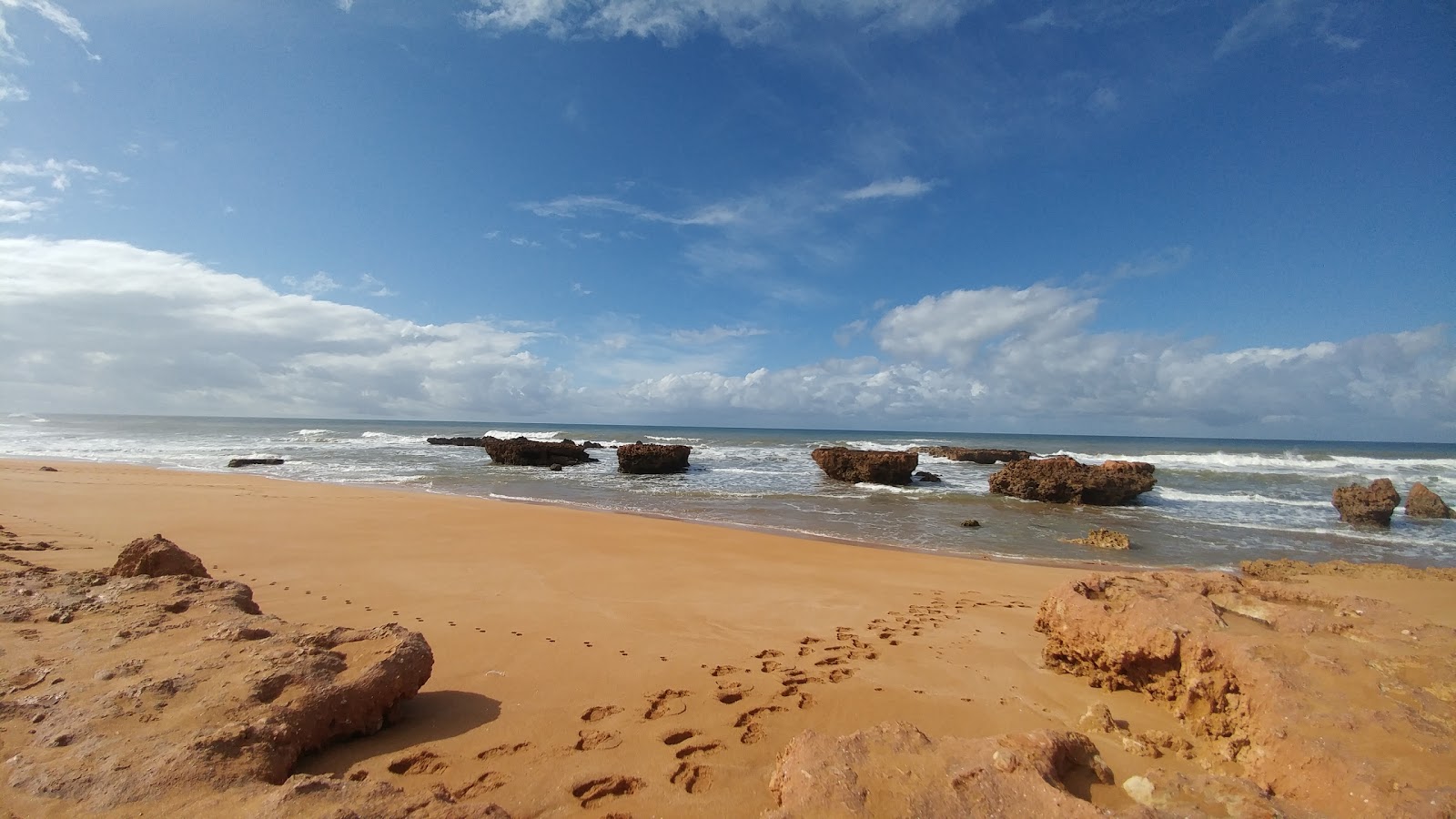 Valokuva Cap Beddouzaista. pinnalla kirkas hieno hiekka:n kanssa
