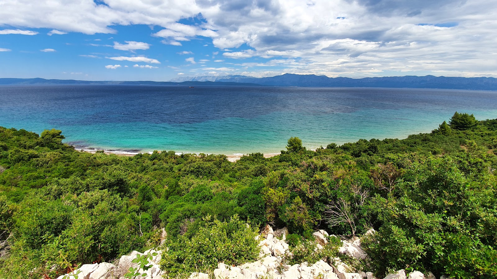Salpa beach的照片 带有碧绿色纯水表面