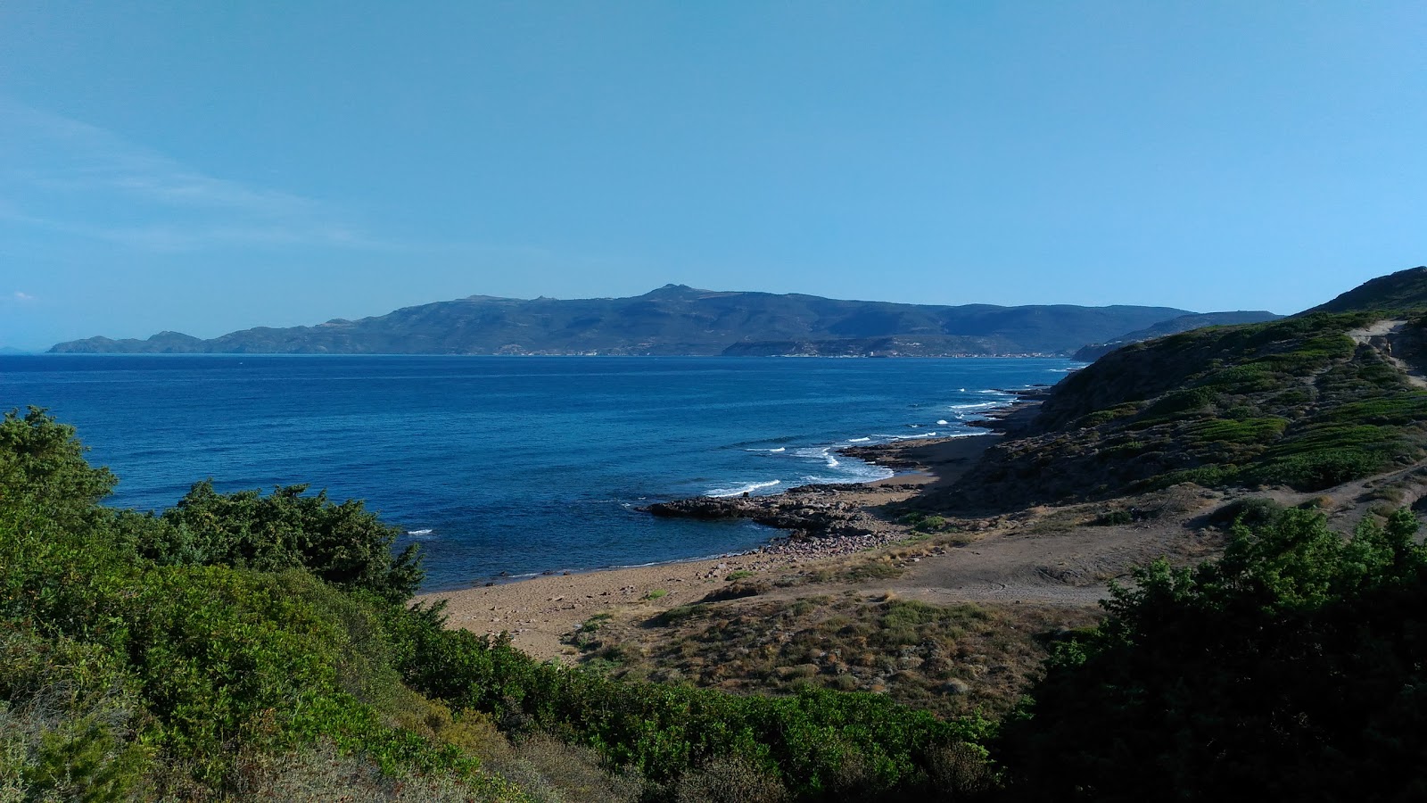 Fotografija Spiaggia S'Umbra z svetel pesek površino