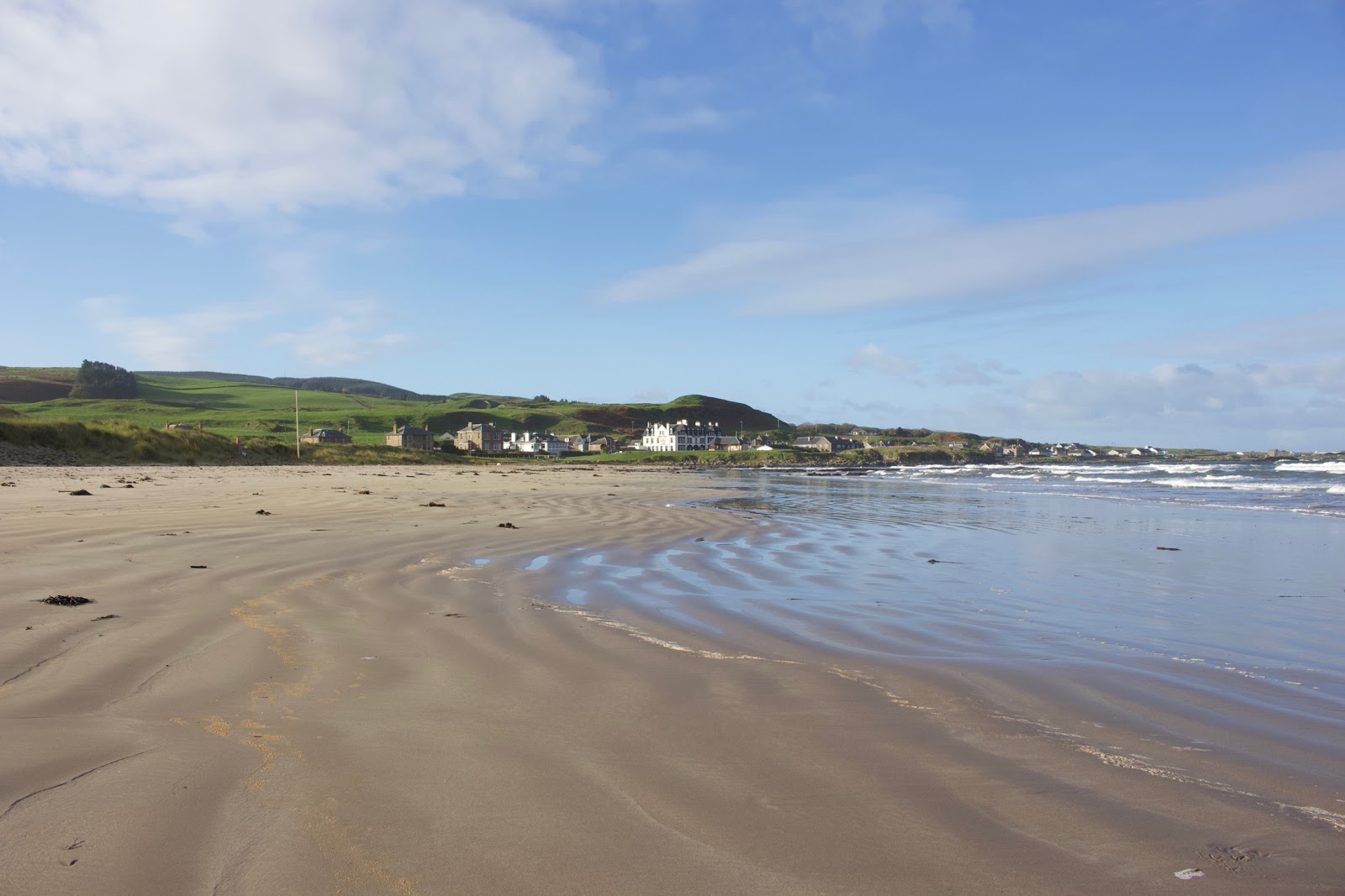 Valokuva Machrihanish Bay Beachista. pinnalla kirkas hiekka:n kanssa