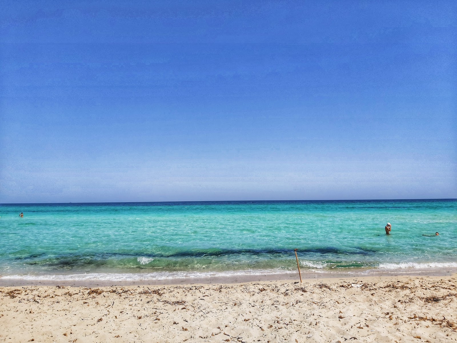 Tanit beach的照片 带有蓝色纯水表面