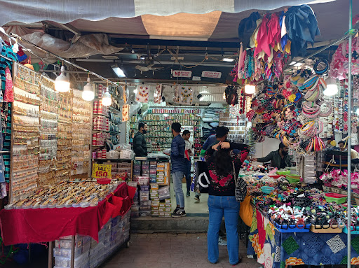 पहाड़ कपड़ों की दुकान दिल्ली