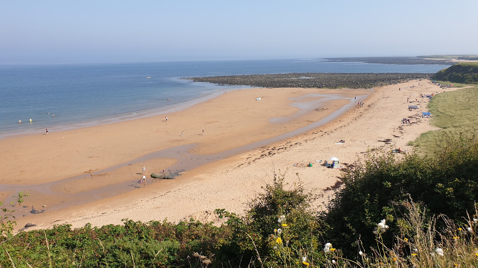 Foto von Longhoughton Strand mit lange, gerade küste
