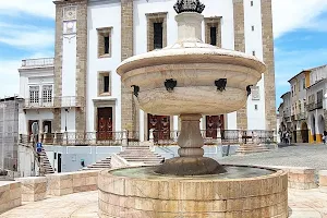 Giraldo Square Fountain image
